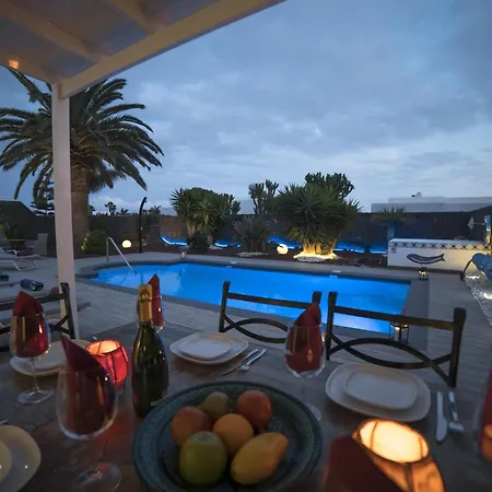 Extraordinary 3 Bedrooms Naraku Spacious Sun Terrace Outdoor Pool, Hot Tub And Bbq Villa Playa Blanca (Lanzarote)