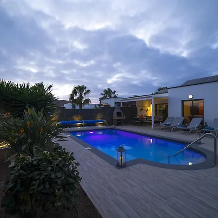 Villa Extraordinary 3 Bedrooms Naraku Spacious Sun Terrace Outdoor Pool, Hot Tub And Bbq *