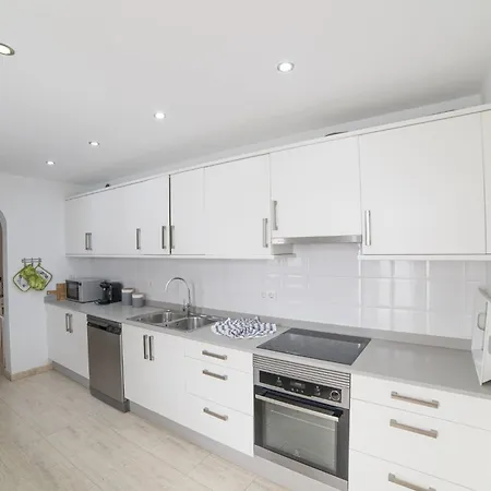 Extraordinary 3 Bedrooms Naraku Spacious Sun Terrace Outdoor Pool, Hot Tub And Bbq Villa *
